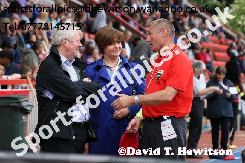 Chief starter Alan Bell talks to Brenda Foster and Carol Malia, English Schools Track and Field. Photo: David T. Hewitson/Sports for All Pics